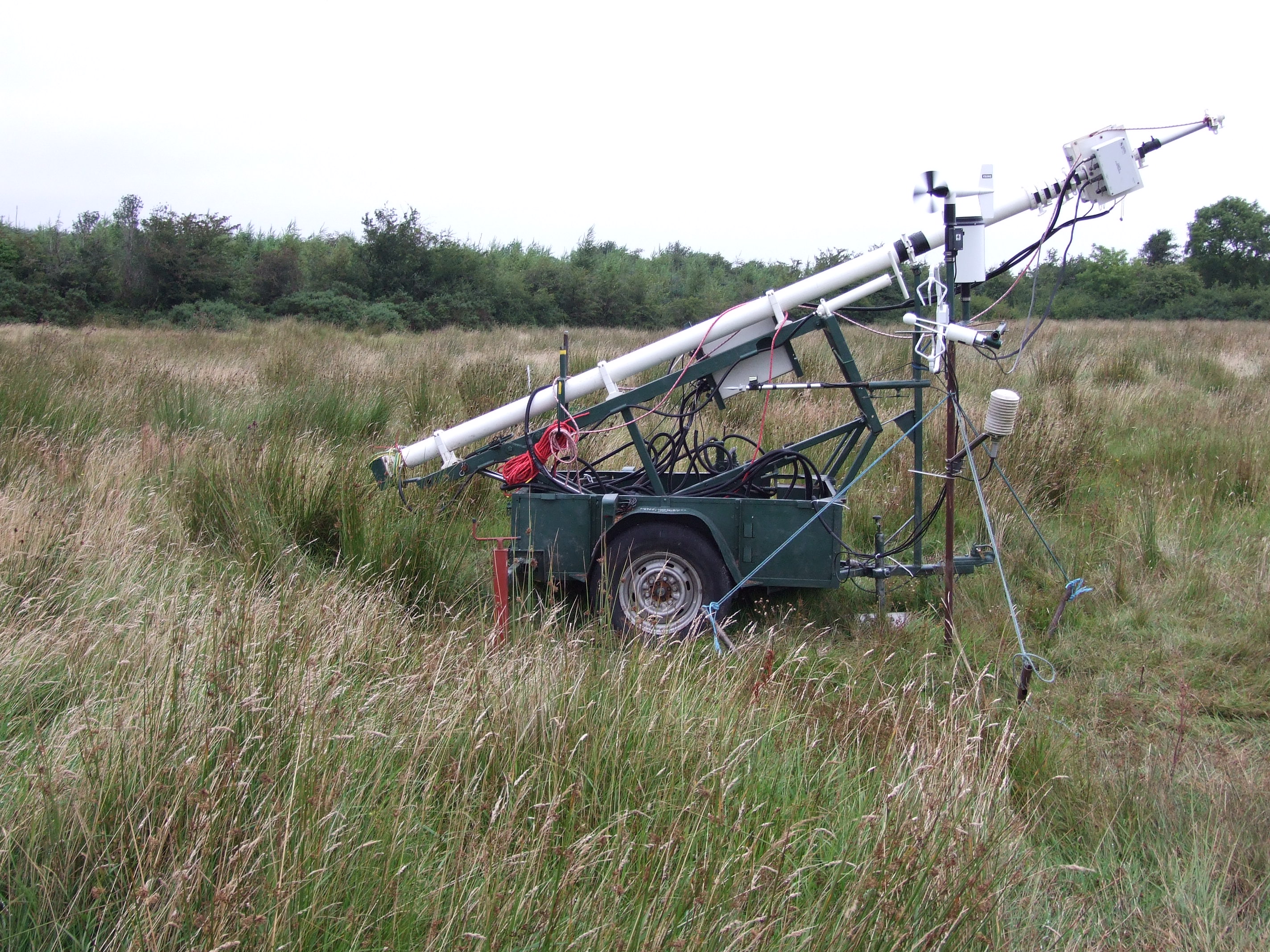 The mobile mast was designed so that the sensors head can be deployed on a separate small mast when the upright height of the mobile unit (4m) is too tall for a given crop height e.g. grassland crop height = 60 to 80cm)